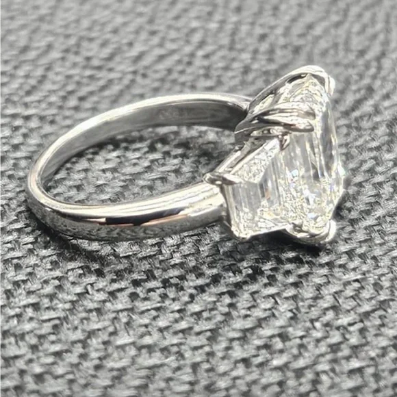 Elegant certified emerald cut platinum lab diamond engagement ring - Picture 5 of 9